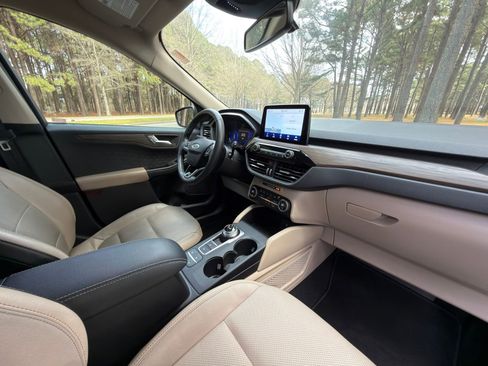 Used 2020 Ford Escape Titanium image 18