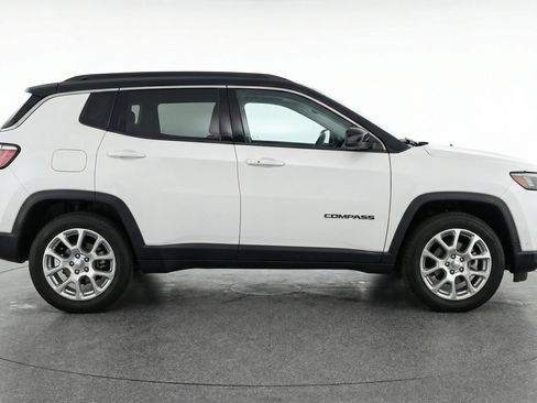 Used 2025 Jeep Compass Limited AWD/4WD image 11