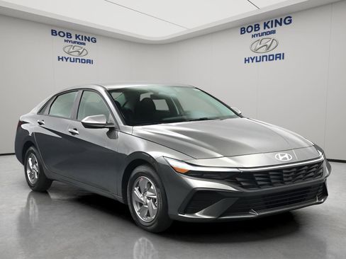 New 2026 Hyundai Elantra SE FWD image 17
