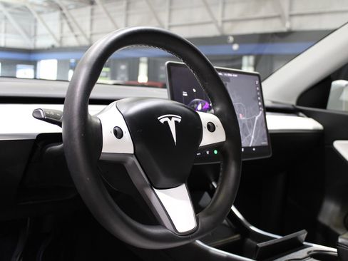 Used 2021 Tesla Model Y Long Range image 17