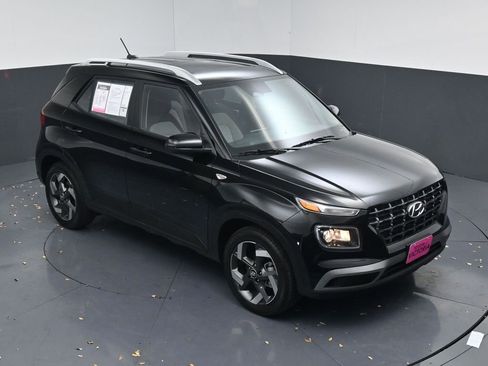 Used 2025 Hyundai Venue SEL image 16
