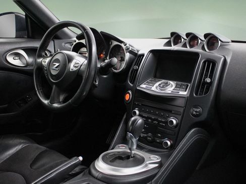 Used 2009 Nissan 370Z Touring RWD image 21