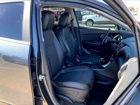Used 2017 Chevrolet Trax LT w/ LT Convenience Package image 9