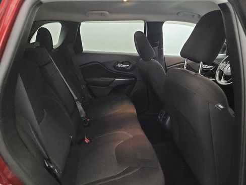 Used 2019 Jeep Cherokee Latitude w/ Cold Weather Group AWD/4WD image 19