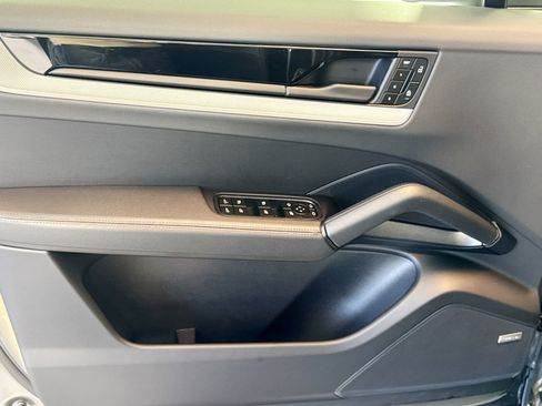 Used 2025 Porsche Cayenne image 11