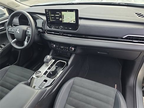 Used 2025 Mitsubishi Outlander SE image 14