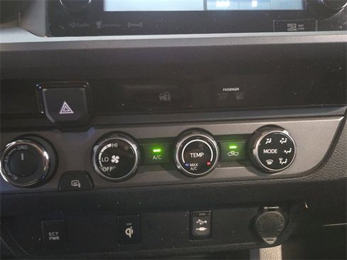 Used 2016 Toyota Tacoma TRD Sport image 17