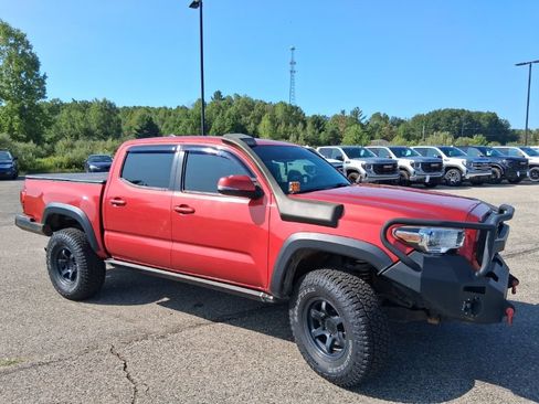 Used 2019 Toyota Tacoma TRD Off-Road AWD/4WD image 8