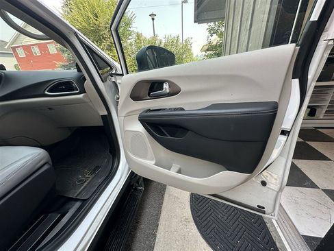 Used 2022 Chrysler Voyager LX FWD image 31