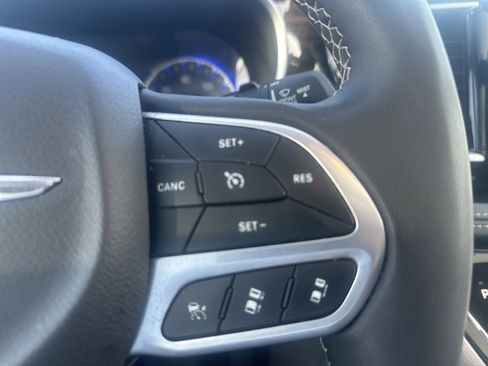 Used 2023 Chrysler Pacifica Limited image 13