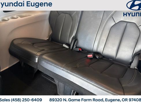 Used 2023 Chrysler Pacifica Touring-L FWD image 19