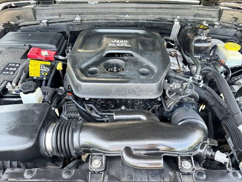 Used 2021 Jeep Wrangler Unlimited Sahara AWD/4WD image 32
