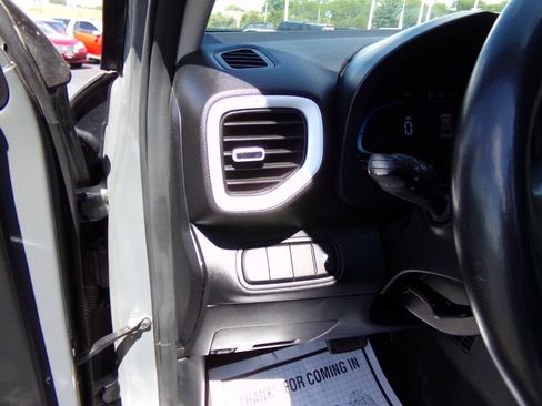 Used 2023 Hyundai Venue Limited FWD image 11