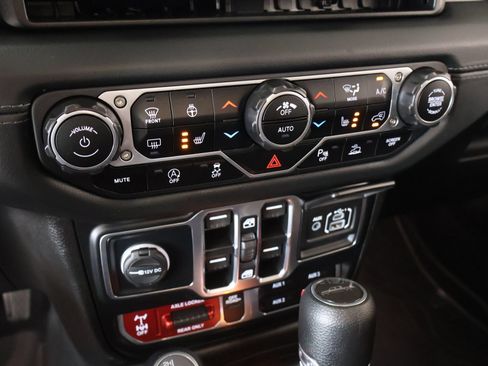Used 2024 Jeep Gladiator Mojave w/ Safety Group AWD/4WD image 7