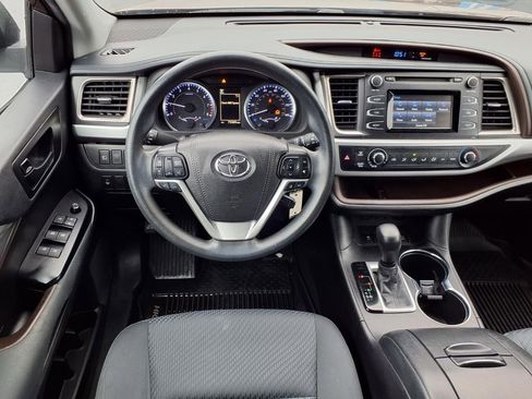 Used 2019 Toyota Highlander LE image 15