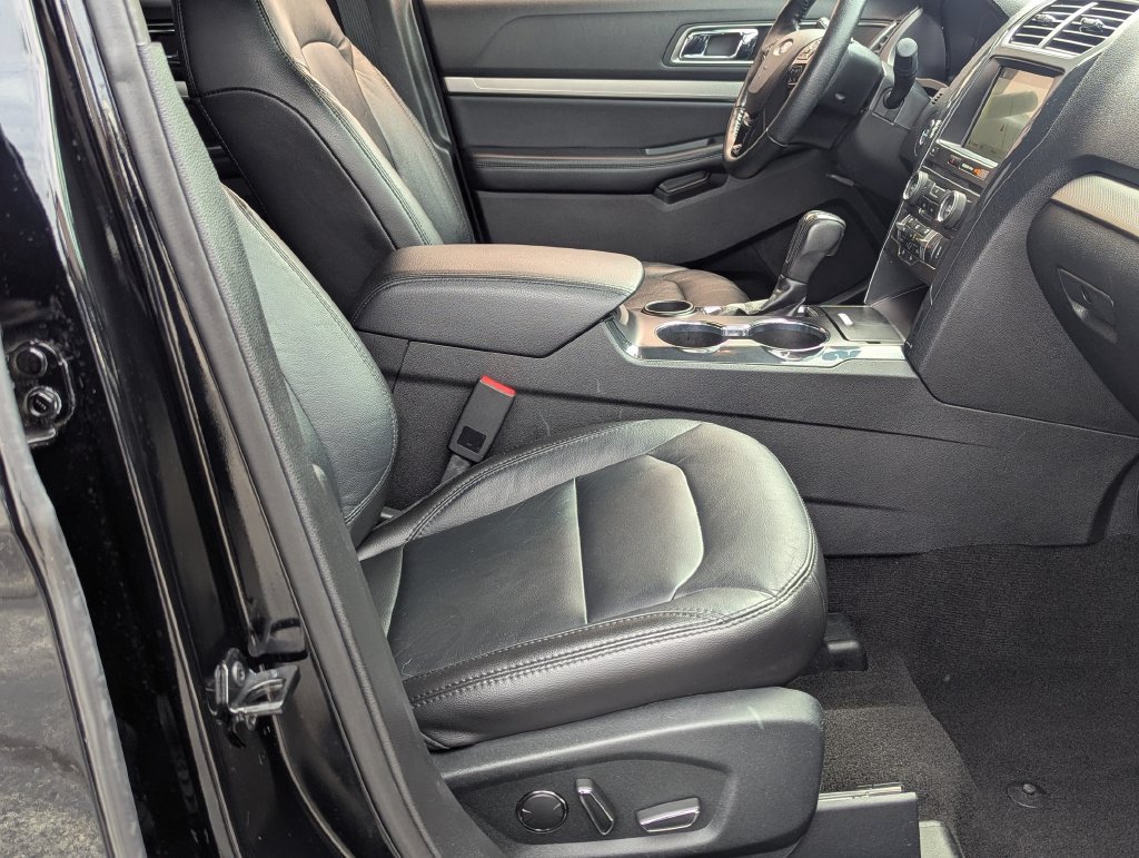 Used 2018 Ford Explorer XLT w/ Equipment Group 202A FWD image 28