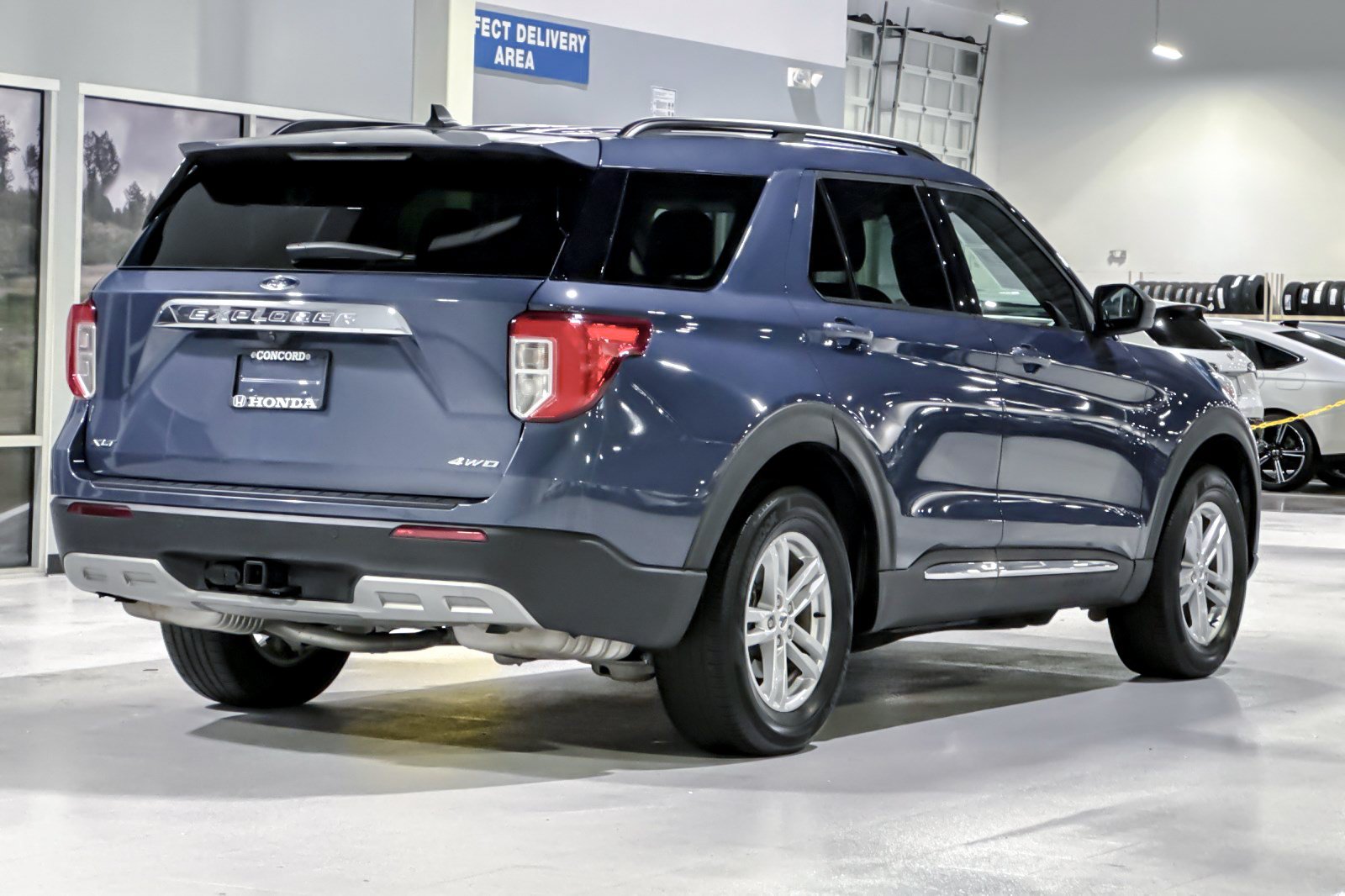 Used 2021 Ford Explorer XLT w/ Equipment Group 202A AWD/4WD image 9