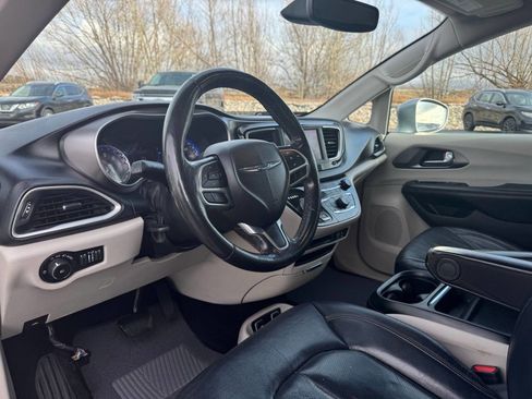 Used 2020 Chrysler Pacifica Touring-L image 18