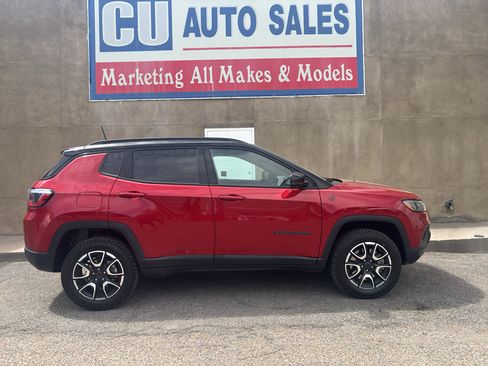 Used 2025 Jeep Compass Trailhawk AWD/4WD image 4