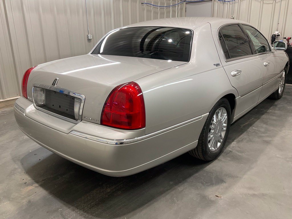 Used 2008 Lincoln Town Car Signature Limited RWD image 22