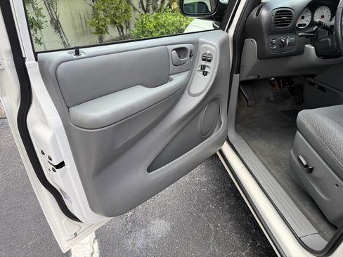 Used 2004 Dodge Grand Caravan SXT FWD image 10