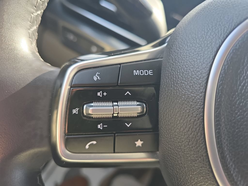 Used 2025 Kia Carnival FWD image 29