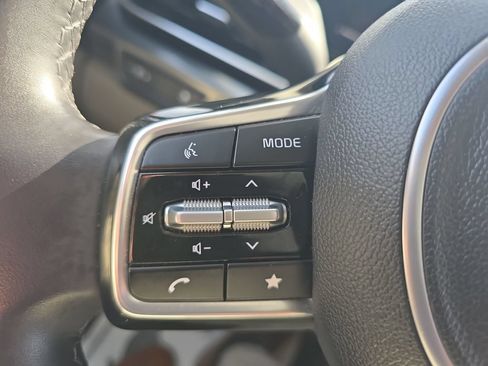 Used 2025 Kia Carnival FWD image 29