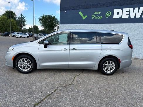 Used 2023 Chrysler Pacifica Touring-L FWD image 2