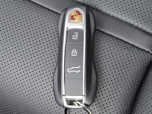 Used 2025 Porsche Cayenne GTS AWD/4WD image 38
