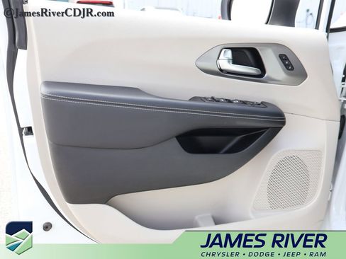 Used 2023 Chrysler Pacifica Touring-L FWD image 20