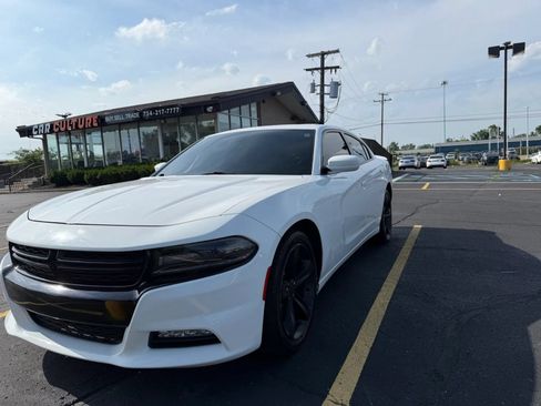 Used 2017 Dodge Charger SXT w/ Navigation & Travel Group RWD image 2