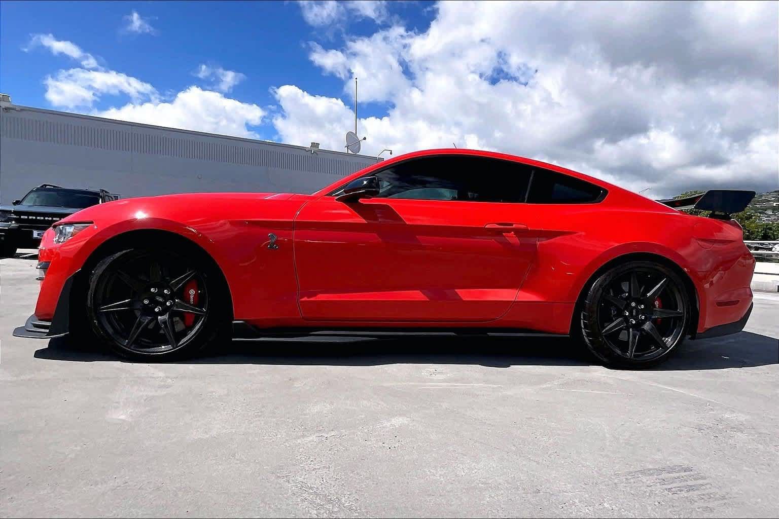 Used 2022 Ford Mustang Shelby GT500 w/ Carbon Fiber Track Pack RWD image 3