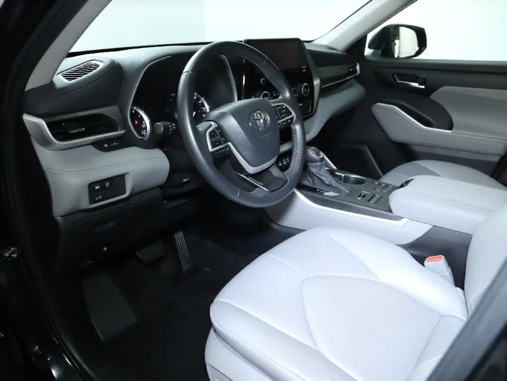 Used 2024 Toyota Highlander XLE AWD/4WD image 17