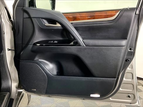 Used 2021 Lexus LX 570 4WD w/ 3rd Row & Luxury Pkg image 21