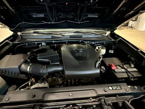Used 2018 Toyota Tacoma TRD Sport AWD/4WD image 11