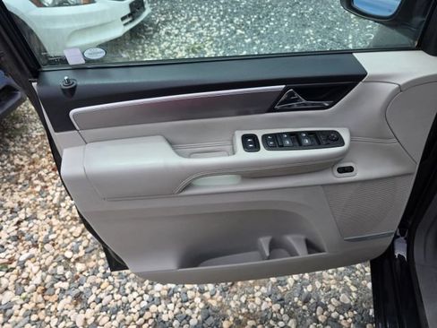 Used 2010 Volkswagen Routan SEL Premium FWD image 11