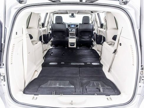 Used 2020 Chrysler Pacifica Touring-L image 38