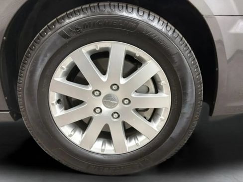 Used 2016 Chrysler Town & Country Touring FWD image 24