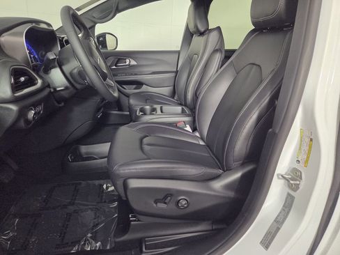 New 2026 Chrysler Pacifica Select FWD image 10