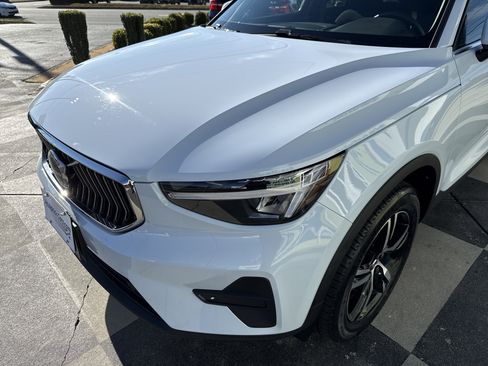 Used 2025 Volvo XC40 B5 Core image 6