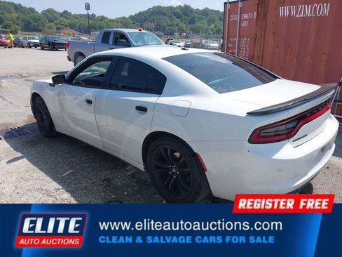 Used 2017 Dodge Charger SE w/ Blacktop Package RWD image 5