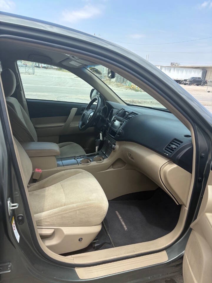 Used 2013 Toyota Highlander Plus FWD image 8