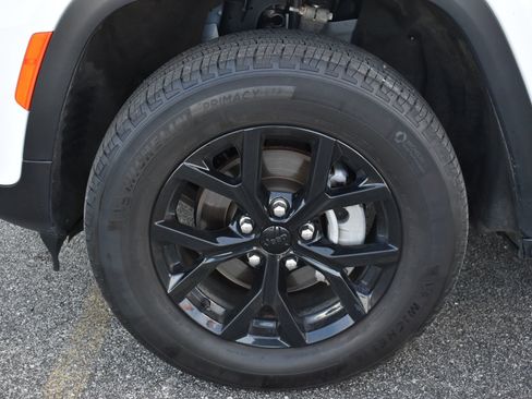 Used 2025 Jeep Grand Cherokee Altitude AWD/4WD image 10