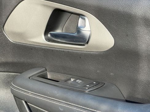 Used 2023 Chrysler Pacifica Limited w/ Uconnect Theater Family Group FWD image 25