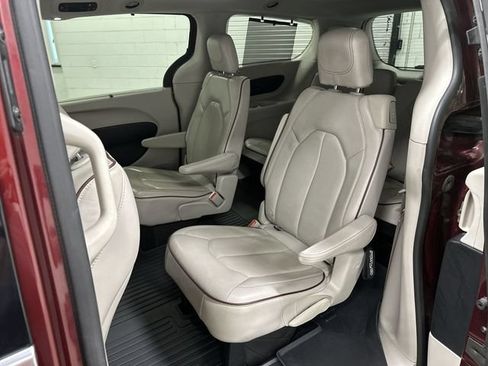 Used 2020 Chrysler Pacifica Limited FWD image 14