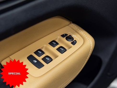 Used 2018 Volvo XC60 T8 Momentum image 12