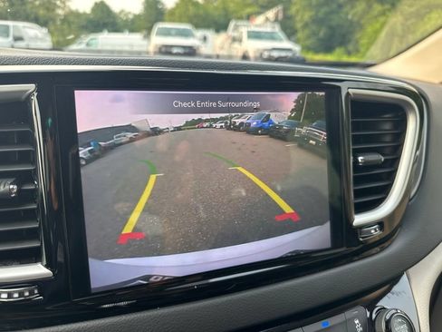 Used 2023 Chrysler Pacifica Touring-L FWD image 17