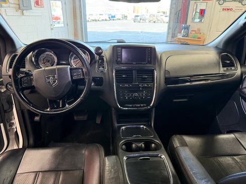 Used 2019 Dodge Grand Caravan SXT image 12
