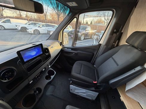 Used 2023 Mercedes-Benz Sprinter 2500 image 21