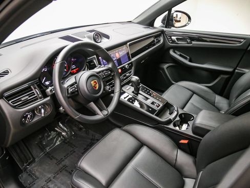 Certified 2026 Porsche Macan AWD/4WD image 4
